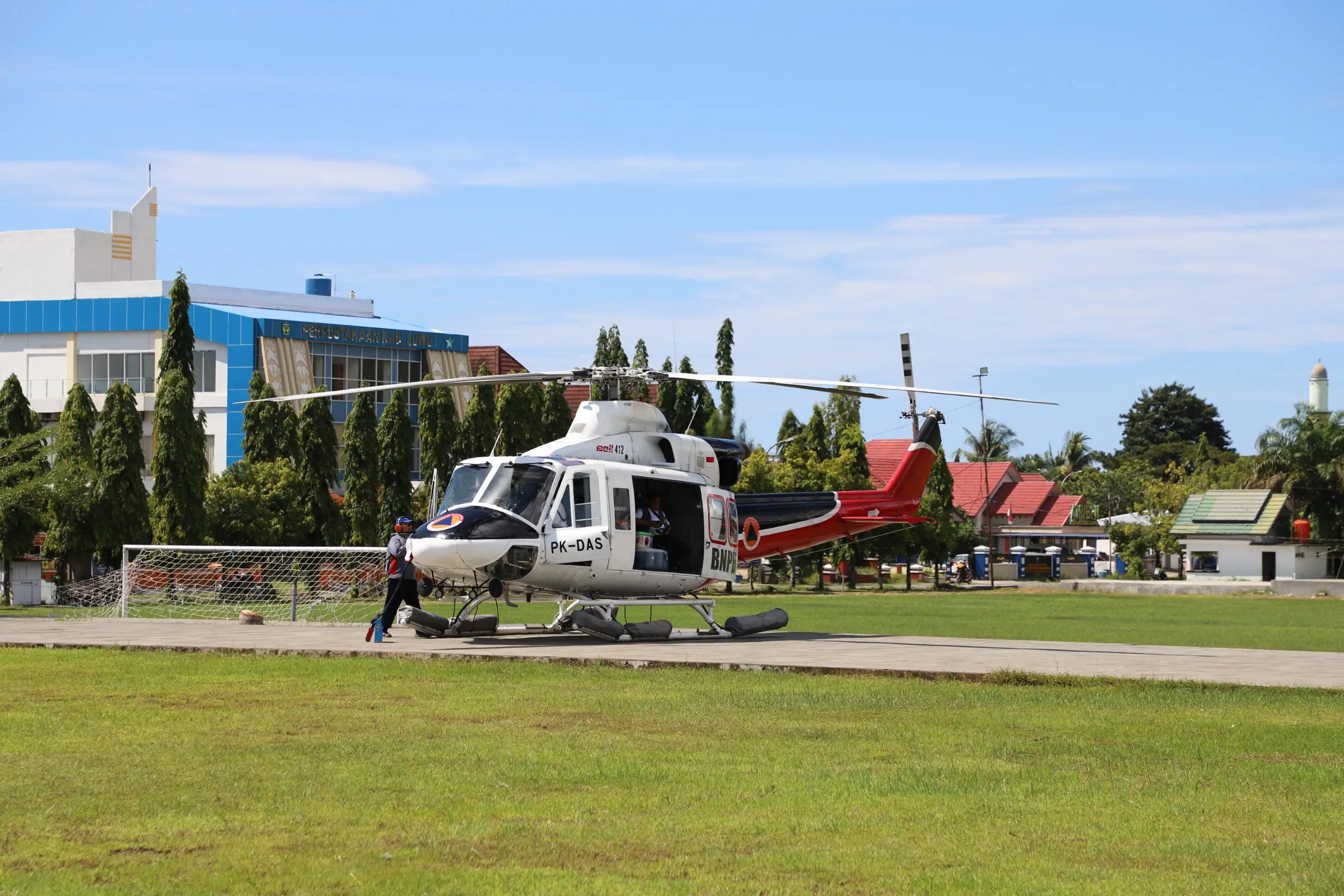 Helikopter Bell BNPB membawa bantuan logistik dan menjemput warga yang akan dievakuasi dari Kecamatan Latimojong, Kabupaten Luwu, Sulawesi Selatan, Rabu (8/5).